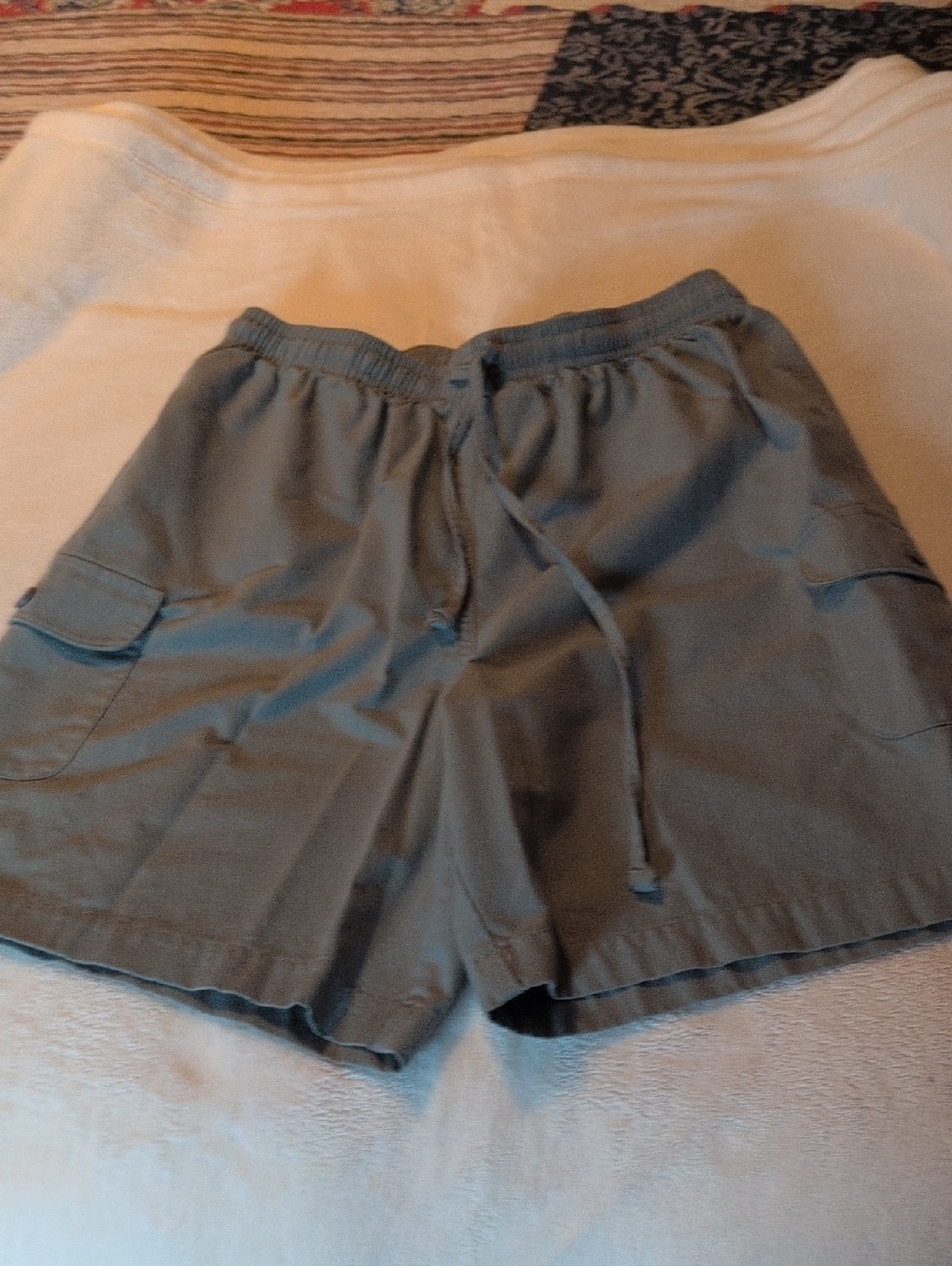 Women's Relaxed Cargo Shorts - Army Green
